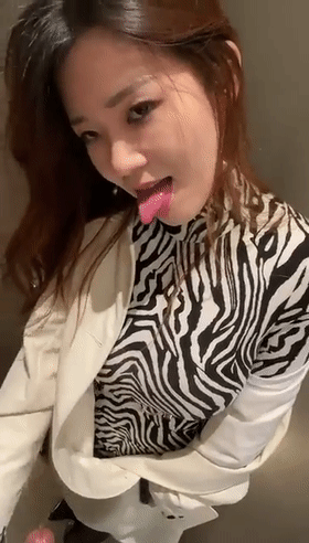 极品少妇 有气质高颜值骚妻十足，先撸管然后服侍主人，口交技术一流，深喉吞吊太有感觉了
